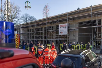 Neues Depot für drei Feuerwehren im Erzgebirge: Wie es mit dem Millionen-Projekt vorangeht - Die Gäste, darunter Feuerwehrleute und Rettungskräfte, konnten sich am Freitagnachmittag einen ersten Eindruck vom künftigen Zentraldepot in Thum verschaffen.