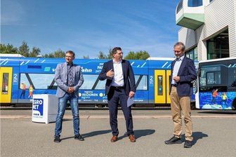 Neues Design im Vierländereck: Vogtlandbahn aus Neumark wirbt für den Egronet-Verbund - Egronet-Geschäftsführer Michael Barth, Landrat Thomas Hennig und Länderbahn-Geschäftsführer Wolfgang Pollety (v. l.) präsentierten die Fahrzeuge im neuen Layout auf dem Betriebshof der Vogtlandbahn.