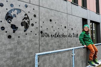 Neues Domizil für die jungen Weltentdecker von Mohsdorf - Hannes-Adryu Quint besucht seit diesem Jahr den neuen Mohsdorfer Schulhort "Entdeckerbande". Dem 6-Jährigen Erstklässler gefällt an dem Gebäude besonders der Schriftzug "Wir entdecken die Welt".