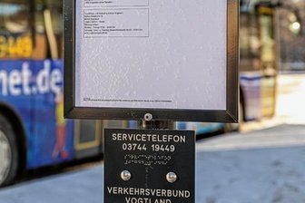 Neues Drehkreuz ist fertig: Ab jetzt rollen dort die Busse - Neben dem Busfahrplan gibt es auch Infos in Blindenschrift und das Servicetelefon für den Rufbus.