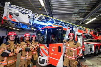 Neues Drehleiterfahrzeug für Plauener Feuerwehr: Hat man der Stadt ein Unfallauto angedreht? - Mit sichtlichem Stolz nahmen Plauener Feuerwehrleute die neue Drehleiter in Besitz. Mittlerweile hat sich die Anschaffung zum massiven Ärgernis entwickelt.