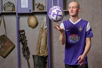 Neues Dress kommt schlicht und schnörkellos daher - Trikot und Finesse am Ball sitzen: Omar Sijaric ist nach schwerer Krankheit zurück und ins neue Heimtrikot der Auer geschlüpft.