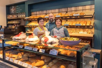 Neues Einkaufserlebnis in Mildenau: Warum sich darüber auch der örtliche Bäcker freut - Ist als Untermieter auch ins neue Marktgebäude mit eingezogen: Bäckermeister Markus Hertel mit seinem Team, zu dem unter anderem die Verkäuferinnen Silke Findeisen (links) und Daniela Nestler gehören.