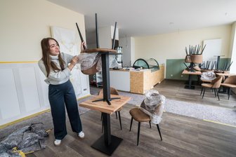 Neues Eiscafé im Erzgebirge eröffnet bald: Junges Paar startet mit drittem Team durch - Vivien Hofmann will im März in Eibenstock das Eiscafe Ys eröffnen.
