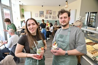 Neues Eiscafé im Erzgebirge eröffnet: So sind die ersten Tage gelaufen - Die Inhaber vom Eiscafé Ys, Vivien Hofmann und Dimitri Trofymov, freuen sich über die positive Resonanz.