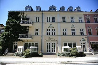 Neues Eiscafé in Bad Elster: Wie es weitergeht - Die Wohnungsbaugesellschaft Bad Elster will im Haus Stadt Dresden an der Badstraße ein Eiscafé etablieren.