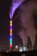 Neues Erlebnisangebot: Chemnitzer Kraftwerk soll Energiepark werden - Schon heute setzt das Heizkraftwerk Nord mit seinem gut 300 Meter hohen, nachts farbig beleuchteten Schornstein Akzente. Nun soll der Komplex zum öffentlich nutzbaren Energiepark weiterentwickelt werden. 