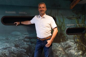 Neues Erlebnismuseum im Vogtland: Es wird spannend - Adorfs Bürgermeister Rico Schmidt (parteilos) vor einer der teils gestalteten Ausstellungswände im Erlebnismuseum Perlmutter.