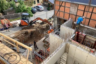 Neues Erlebniszentrum Perlmutter: So wächst Adorfs neue Perle - Die Bodenplatte ist fertig, die Mauern für das erste Geschoss wachsen: Beim Verbindungsbau des Erlebniszentrums Perlmutter zwischen Freiberger Tor und Graben 2 in Adorf geht es sichtbar voran.
