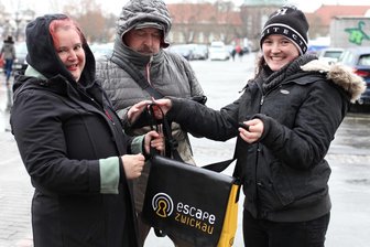 Neues Escape-Game in Zwickau im Test: Wie man einen Kunsträuber schnappt - Cindy Seifert (rechts) von Polar 1 übergibt Thomas Croy und Sara Thiel alle Materialien für das Escape-Game. Das startet auf der anderen Seite des Platzes vor den Kunstsammlungen.