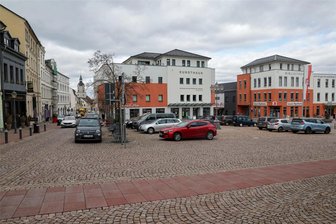 Neues Event in der Innenstadt von Meerane: Was die Gäste zum Ostermarkt „Meerane blüht auf“ erwartet - Festplatz statt Parkplatz: Zur Aktion „Meerane blüht auf“ gibt es am 23. März auch Tanzeinlagen und eine Verlosung auf dem Markt.