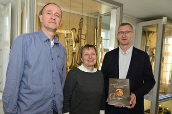 Neues Fachbuch: „Die deutsche Posaune im Vogtland“ - Heidrun Eichler vom Förderverein mit den Autoren Mario Weller (rechts) und Enrico Weller.