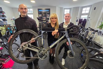 Neues Fahrradgeschäft im Vogtland: Zur Messe am Samstag kommt ein früherer Radprofi - Katrin Baumgärtel und André Stephan (rechts) sind die Geschäftsführer des neuen Fahrradgeschäfts „Rad Elster“. Für Reparaturen ist Mario Englert zuständig.