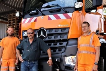 Neues Fahrzeug für Bauhof-Team - Sind stolz auf ihr neues Transportfahrzeug: die Bauhofmitarbeiter Patrick Schwarz, Michael Popp sowie Christian Parthum (von links). 