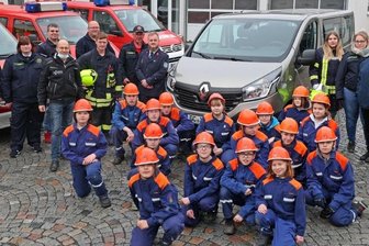 Neues Fahrzeug für Glauchauer Jugendfeuerwehr - Mitglieder der Jugendfeuerwehr Oberstadt und des Glauchauer Feuerwehrvereins kaufen im Autohaus Bräutigam ein neues Fahrzeug.