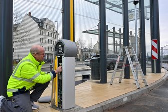 Neues Fernbusterminal Chemnitz geht mit Verspätung in Betrieb - Detlef Feilke von der Firma Skidata richtet die Schrankenanlage eines Bussteiges ein.
