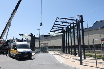 Neues Fernbusterminal in Chemnitz so gut wie fertig – aber noch nicht startklar - Am künftigen Chemnitzer Fernbusterminal am Hauptbahnhof werden letzte Verglasungen eingesetzt. Noch diese Woche soll die Anlage an der Dresdner Straße fertiggestellt werden.