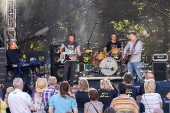 Neues Fest in Auerbach kommt bei Besuchern an - Stadtfest-Ausklang auf dem Altmarkt am Sonntag: Spirit of Smokie lockten viele Besucher und sorgten für Stimmung. 