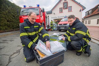 Neues Feuerwehrauto für Adorf: Wie plant man ein neues Rettungsfahrzeug? - Die Planungen für ein neues Einsatzfahrzeug der Feuerwehr Adorf übernimmt Wehrleiter Rico Bochmann (rechts) selbst.