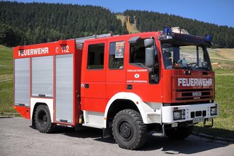 Neues Feuerwehrdepot am Fichtelberg: Entscheidung über Standort ist gefallen - Die Oberwiesenthaler Feuerwehr – hier das Löschfahrzeug am Fuß des Fichtelbergs – hofft auf ein neues Gerätehaus.