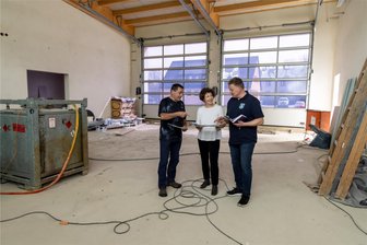 Neues Feuerwehrdepot im Erzgebirge: Geld für Ausstattung wird knapp - Im neuen Gerätehaus im Elterleiner Ortsteil Hermannsdorf läuft der Innenausbau. Ortsvorsteher Siegbert Ullrich (l.), Bauamtsleiterin Ute Hahn und Ortswehrleiter Danilo Wötzel überzeugen sich regelmäßig davon, wie die Arbeiten vorangehen.