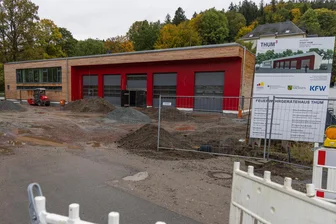Neues Feuerwehrdepot im Erzgebirge: Termin für Eröffnung steht fest - Der Bau des neuen Feuerwehrgerätehauses in Thum ist weit vorangeschritten.