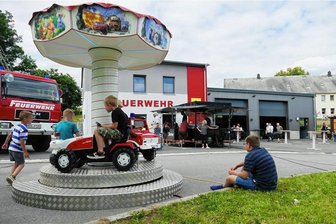 Neues Feuerwehrgerätehaus in Lauterbach eingeweiht - Nach der feierlichen Einweihung am Freitagabend wurde das neue Gerätehaus der Lauterbacher Feuerwehr am Samstag bei einem Tag der offenen Tür der Öffentlichkeit präsentiert.