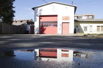 Neues Feuerwehrhaus in Theuma: In Kürze beginnen die Bauarbeiten - Bald Vergangenheit: Das bisherige Feuerwehrgebäude in Theuma wird durch einen Neubau ersetzt.
