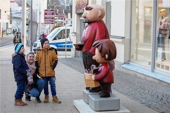 Neues Figurenpaar am Plauener Postplatz gibt noch Rätsel auf - In der Plauener Innenstadt bestaunen Passanten ein neues Vater-und-Sohn-Paar.