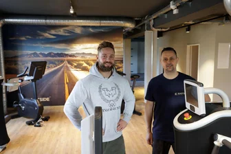 Neues Fitness-Studio in Hohenstein-Ernstthal: Nach Weihnachten coacht Mister Universe hier „Normalos“ - Maik Thies (links), ehemaliger Mister Universe im Bodybuilding, und Firmenchef Ronny Engel im Obergeschoss des neuen Fitnessstudios an der Friedrich-Engels-Straße: Hier ist künftig 24 Stunden geöffnet.