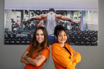 Neues Fitness-Studio öffnet in Plauen: Wo es ist, wer dahinter steckt, was es bietet - Regionalleiterin Patricia Tuminello (links) und die zukünftige Plauener Filialleiterin Saskia Forkel.