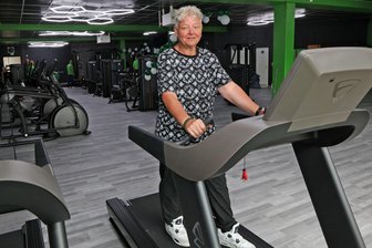 Neues Fitnessstudio in Neukirchen: Fit-plus setzt auf Potenzial kleiner Gemeinden - Katrin Pfeffer hat das neue Fitnessstudio schon am Eröffnungstag in Beschlag genommen.