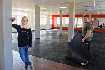 Neues Fitnessstudio in Oelsnitz: Mitglieder erhalten Zugang rund um die Uhr - Nancy und John Wendler vom Fitnessstudio All Time Fitness im künftigen Trainingsbereich an der Schillerstraße 8 in Oelsnitz. 