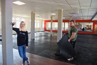 Neues Fitnessstudio: Zugang rund um die Uhr - Nancy und John Wendler vom Fitnessstudio All Time Fitness im künftigen Trainingsbereich an der Schillerstraße 8 in Oelsnitz.