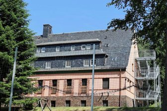 Neues Flüchtlingsheim im Erzgebirge alternativlos - Die ehemalige Reha-Fachklinik ist nun Eigentum des Erzgebirgskreises und schon bald soll der Umbau beginnen. Erst im Dezember rechnet man mit dem Einzug von Flüchtlingen.