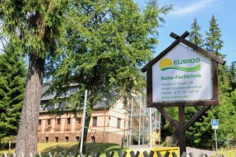 Neues Flüchtlingsheim im Erzgebirge: Landkreis wehrt sich gegen Kritik - Das Gebäude an der Elterleiner Straße wurde viele Jahre als Reha-Klinik für Kinder genutzt. Doch das Haus steht seit geraumer Zeit leer. Nun – so die Pläne des Erzgebirgskreises – soll darin eine Gemeinschaftsunterkunft für Geflüchtete entstehen.