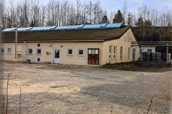 Neues Flüchtlingsheim in Bad Schlema: Stadt verweigert ihr Einvernehmen - Der Flachbau in Bad Schlema ist eine Immobilie des Erzgebirgskreises. Hier soll eine Notunterkunft für Flüchtlinge aus der Ukraine entstehen.
