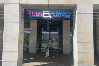 Neues Freizeit-Center richtet sich in Chemnitzer Innenstadt ein - Das Eingangsschild des „Fun & Play“ hängt schon am Markt 19, wo früher Sport Ehnert war.