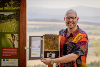 Neues Freizeitangebot im Erzgebirge – ein Wandermärchen für Kinder, Erwachsene und Geocacher? - Zehn solcher Kästchen galt es, für „Freie Presse“-Reporter Robby Schubert zu öffnen und die Märchen darin zu benennen.