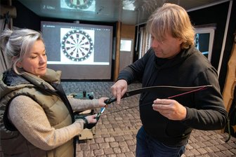 Neues Freizeitangebot in Oelsnitz: Was sich hinter einem Bogenkino verbirgt - Bogenbauer Jens Hering (rechts) erkärt Dajana Schmeißer (links) den Bogen und wie man ihn im Bogenkino anwendet.
