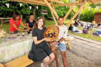 Neues Freizeitgelände für Kinder und Jugendliche in Plauen - Über einen Garten in neuem Glanz freut sich die Soziale Gruppenarbeit Plauen. Die Leiterin der Einrichtung, Anna-Maria Baumgartl, und ihr Kollege Yannick Schmalfuß bei der Einweihung des Freizeitgeländes.