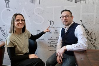 Neues Frühstücks-Restaurant öffnet im Erzgebirge: Was steckt hinter dem ungewöhnlichen Namen? - Nancy Seedler und Denny Helmer im neuen „Gästehaus 1979“. Sie wollen ein wenig vom Feeling großer Metropolen nach Schneeberg bringen.
