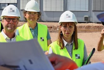 Neues Gefängnis in Zwickau bekommt sogar Alpakas - Sachsens Justizministerin Katja Meier (Mitte) und ihr Amtskollege Dirk Adams (ganz links) auf der JVA-Baustelle in Zwickau.