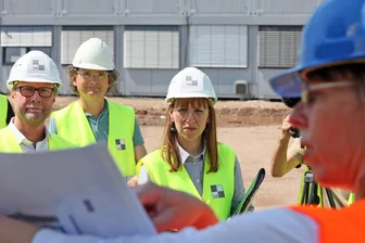 Neues Gefängnis in Zwickau: Kaum Fortschritte auf der Baustelle - Justizministerin Katja Meier (Mitte) bei einem Baustellenbesuch 2021. Das Projekt hat dem Freistaat schon viel Ärger beschert.