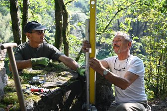Neues Geländer für Kleine Bastei in Lunzenau installiert - Axel Putzschke (links) und Frank Herzog richten eine neue Säule für das Geländer auf der Kleinen Bastei aus.