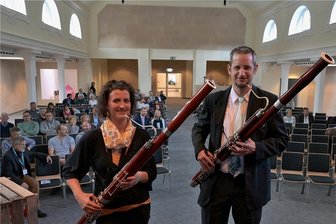 Neues Gemeindezentrum der EFG Aue-Lauter: Wieder Leben im Treff - Sven Güttler, Solo-Fagottist der Erzgebirgischen Philharmonie Aue, seine Fagott-Schülerin Anett Georgi aus Zschorlau sowie Daniel Keller (nicht im Bild) am Klavier umrahmten den Festakt zur Eröffnung des sanierten Saals musikalisch. Bei kleinen Rundgängen oder in stiller Einkehr ließen Besucher das Geschaffene auf sich wirken.