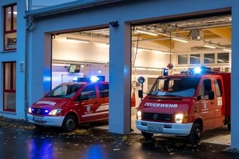 Neues Gerätehaus beschert Zeitersparnis - Die Außenansicht des neuen Oberneuschönberger Feuerwehrgerätehauses: links der zweistöckige Trakt mit Umkleide-, Sozial- und Ausbildungsräumen, rechts die Fahrzeughalle. In ihr finden ein Mannschaftstransportwagen (linkes Fahrzeug) sowie ein Tragkraftspritzenfahrzeug Platz.