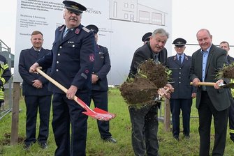 Neues Gerätehaus für die Feuerwehr: Spatenstich für millionenschweren Neubau in Aue-Bad Schlema - Mit einem symbolischen Spatenstich haben die Bauarbeiten für ein Gerätehaus in Alberoda begonnen. Das Foto zeigt vorn Ortswehrleiter Rolf Epperlein (l.), OB Heinrich Kohl und Christoph Stahl vom Landratsamt. 