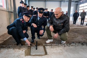 Neues Gerätehaus für die Heidersdorfer Feuerwehr: Von der Grundsteinlegung zum Richtfest in unter fünf Minuten - Björn Zinke, Frank Haufe und Andreas Börner (von links) am Grundstein mit Zeitkapsel.