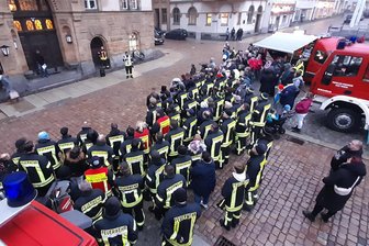 Neues Gerätehaus in Werdau: Feuerwehrleute machen Druck, sind aber kompromissbereit - Feuerwehrleute aus den umliegenden Gemeinden und aus den Werdauer Ortsteilen waren am Dienstagabend zu einem „Sonderdienst“ vor dem Rathaus vorgefahren. Sie erklärten sich damit mit den Werdauer Kameraden solidarisch, die bessere Bedingungen für ihr Ehrenamt fordern.